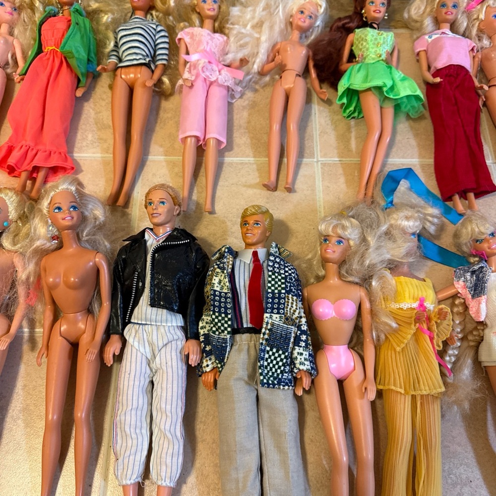 Vintage 60s 70s 80s & 90s Barbie Doll Lot And Some Clothes 21 Dolls - Picture 2 of 16
